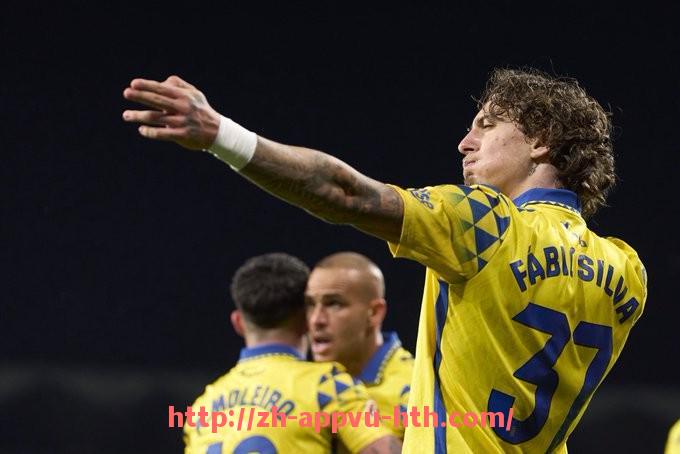 HTH华体会APP下载-英超布莱顿球衣设计及球队特色介绍