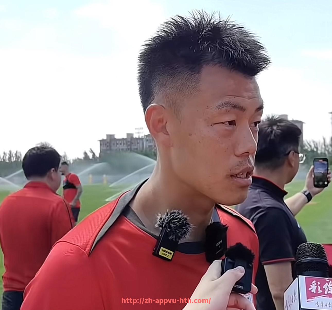 HTH华体会APP下载-意甲球队西装照：意甲球队球员的西装照与时尚展示